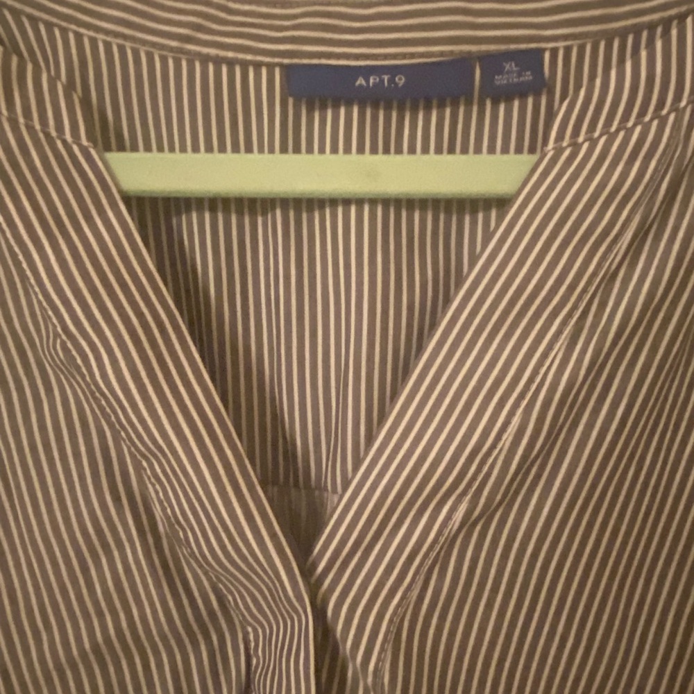 APT 9 (XL) White & Charcoal Gray Striped Blouse w/Short Sleeves & V Neck - Picture 4 of 5